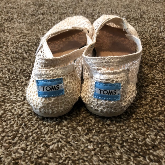 ✨White crochet Toms size W 7.5✨ - Picture 3 of 4